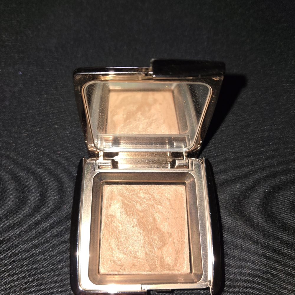 Hourglass Ambient Lighting Bronzer Radiant Bronze Light
